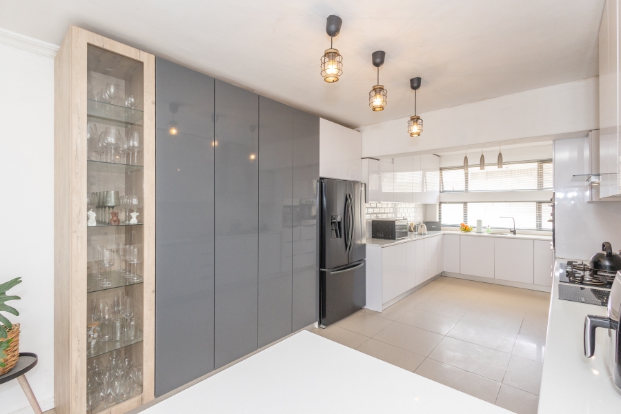 6 Bedroom Property for Sale in Jakarandas Western Cape